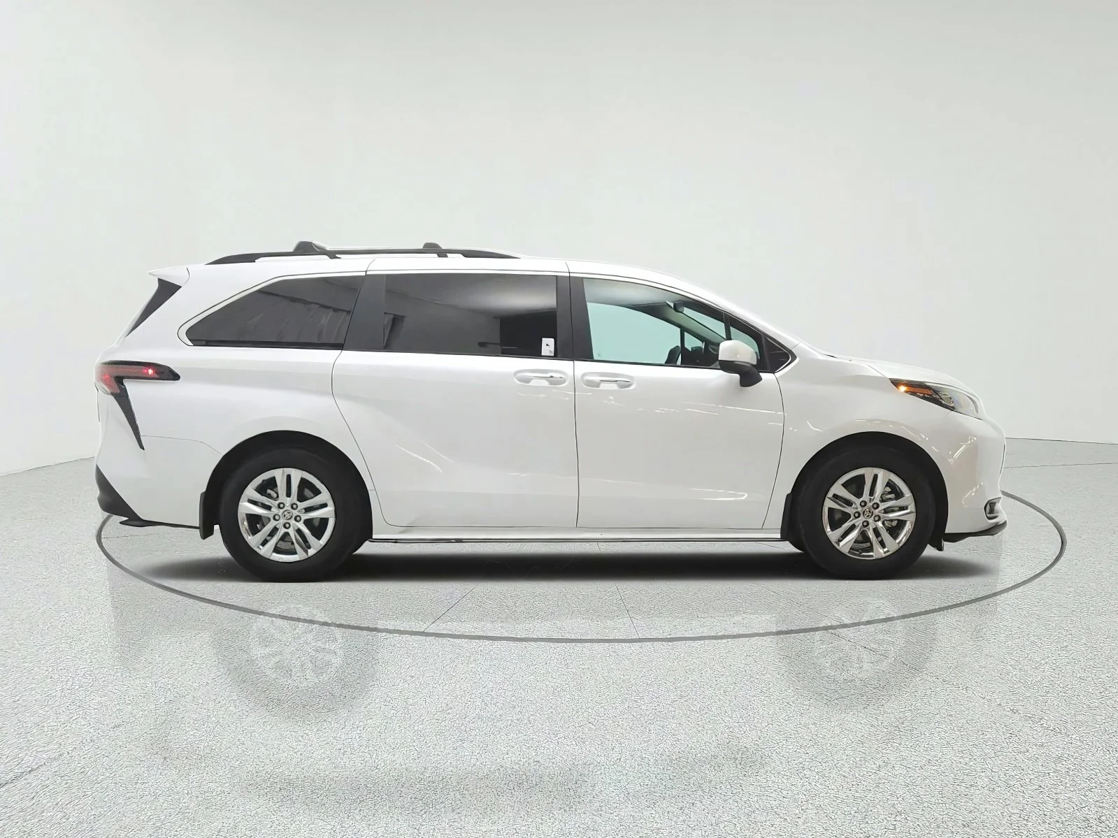 Used 2025 Wind Chill Pearl Toyota XLE AWD 7-Passenger (Natl) image 4
