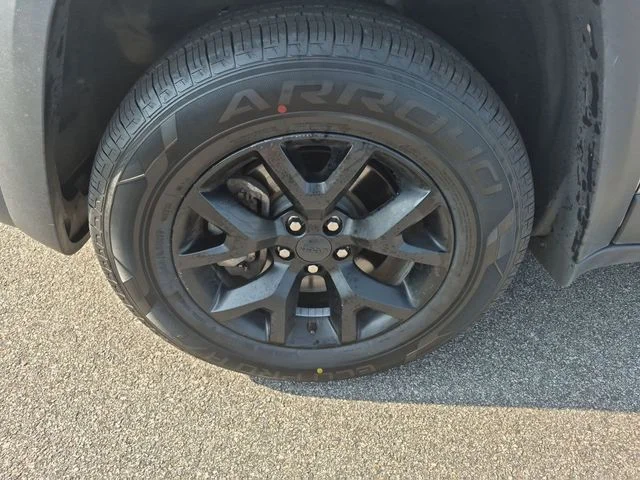 Used 2018 Silver Jeep Trailhawk image 10