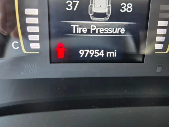 Used 2019 Silver Jeep Latitude image 27