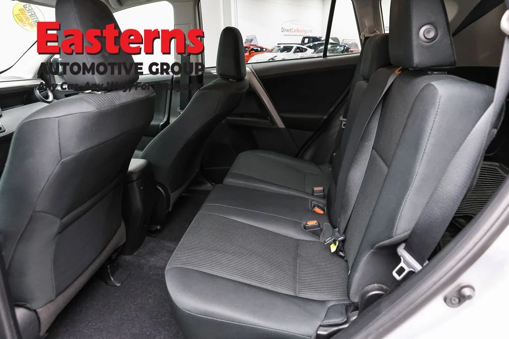 Used 2018 Silver Toyota LE image 20