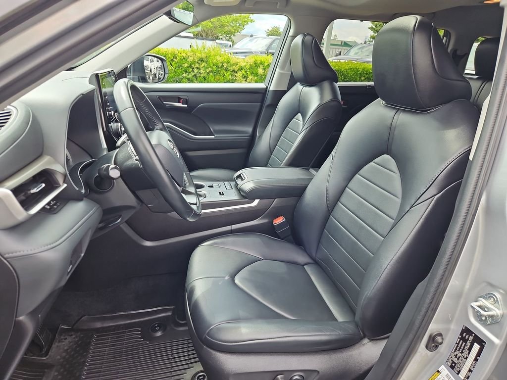 Used 2022 Silver Toyota XLE image 21