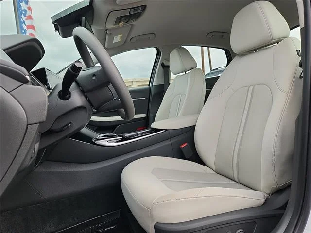 Used 2023 White Hyundai SEL image 10