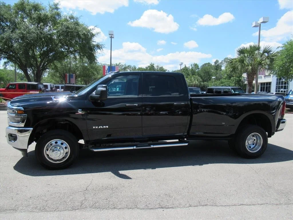 New 2026 Diamond Black Crystal Pearl-Coat Exterior Paint RAM Big Horn image 4