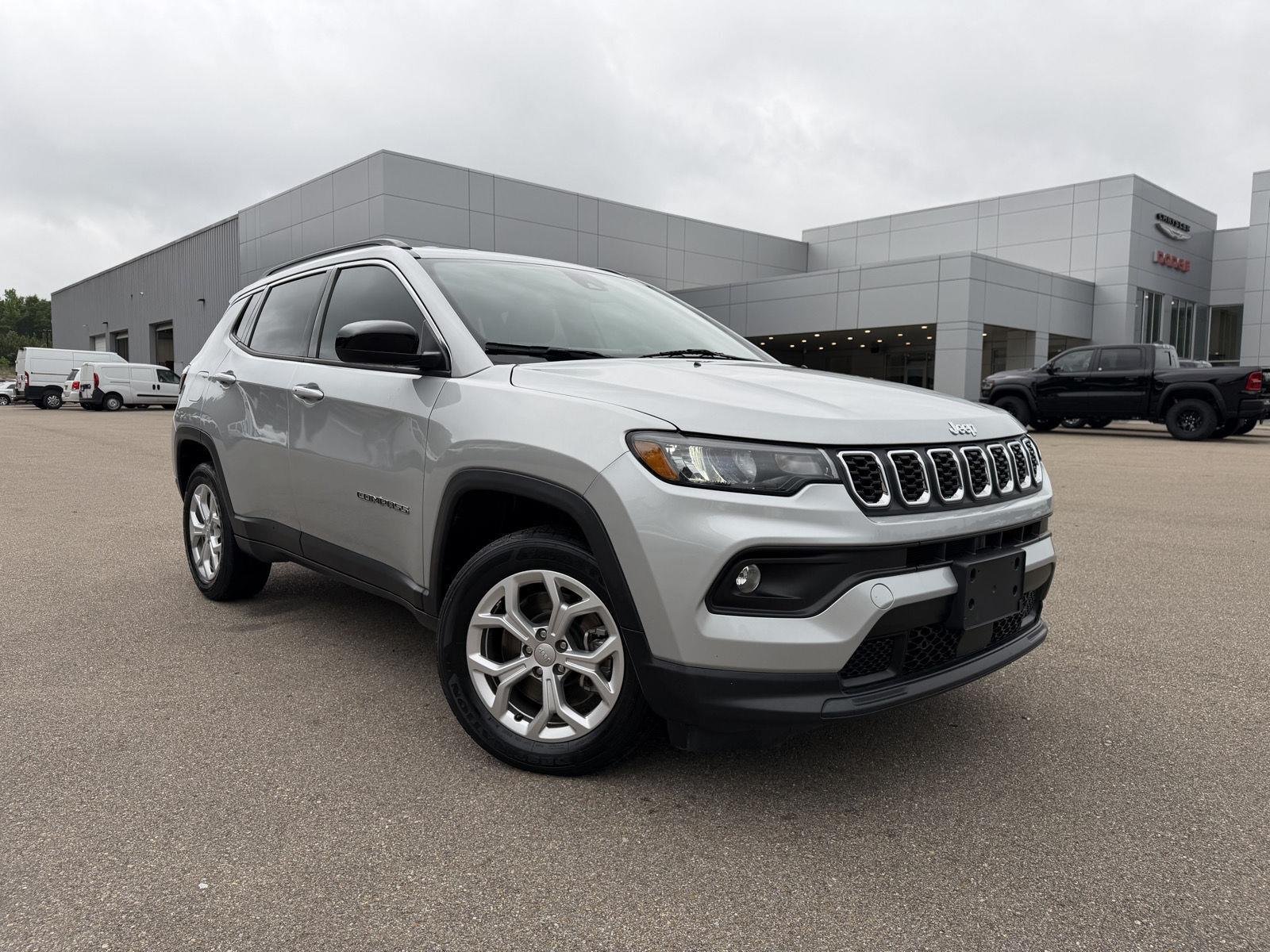 Used 2024 Silver Zynith Metallic Clearcoat Jeep Latitude image 3