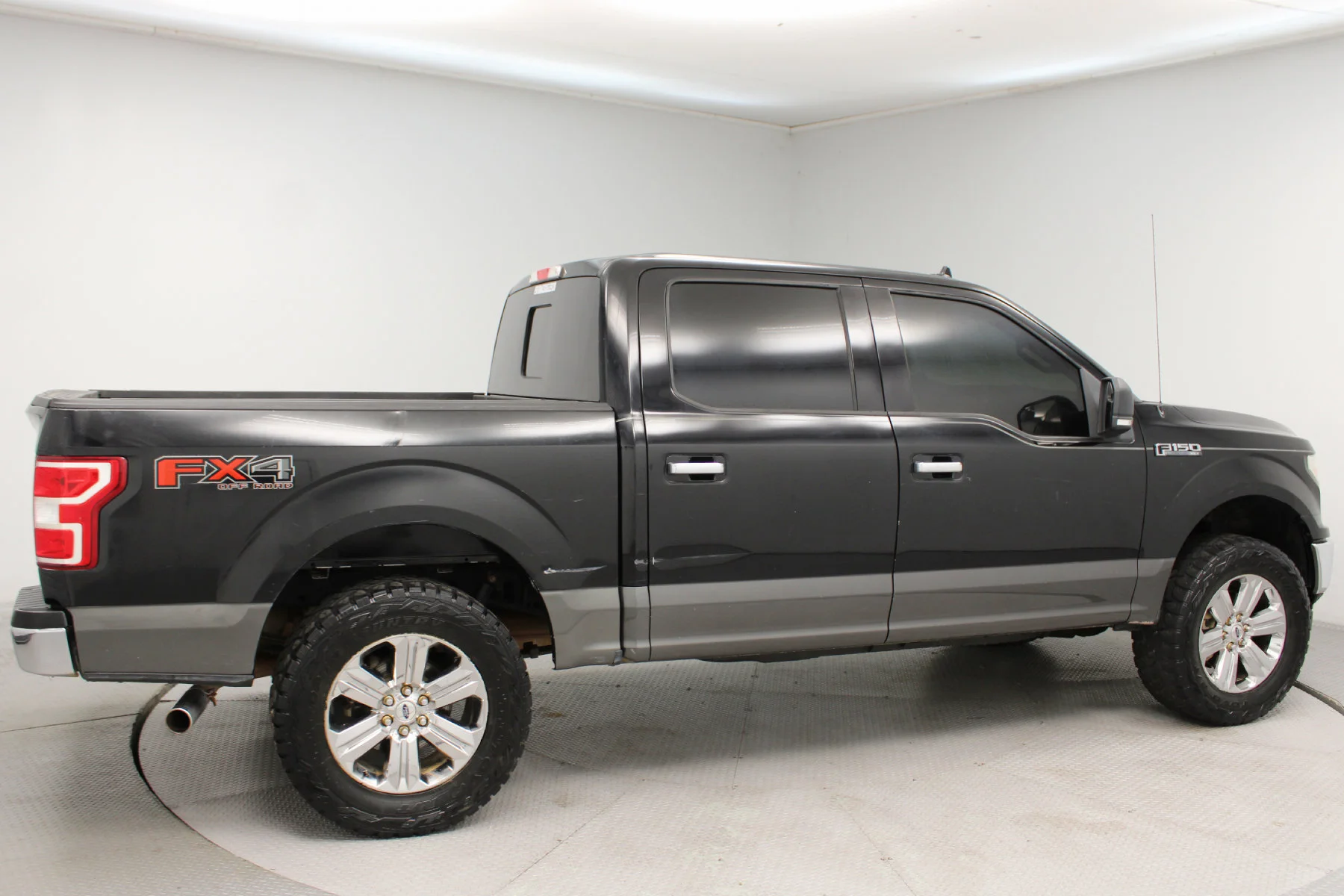 Used 2018 SHADOW BLACK Ford XLT 4X4  SUPER CREW BOX 4X4 image 24
