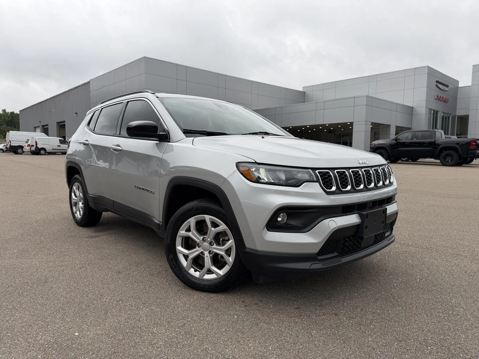 Used 2024 Silver Zynith Metallic Clearcoat Jeep Latitude image 3