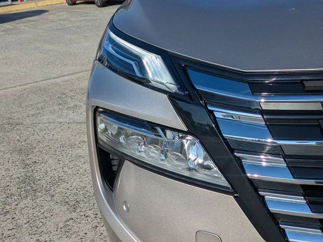 Used 2025 Gold Nissan Platinum image 9