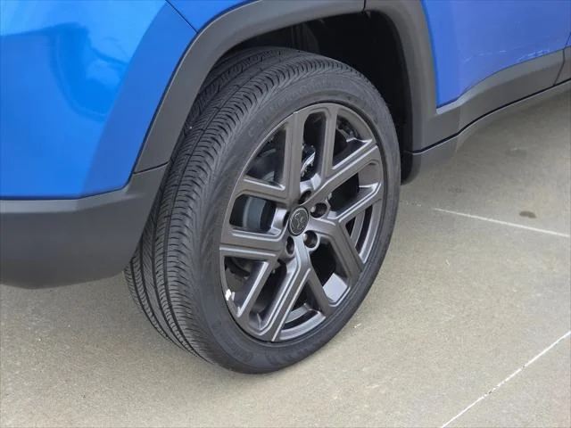 New 2026 Hydro Blue Pearl-Coat Exterior Paint Jeep Limited image 5