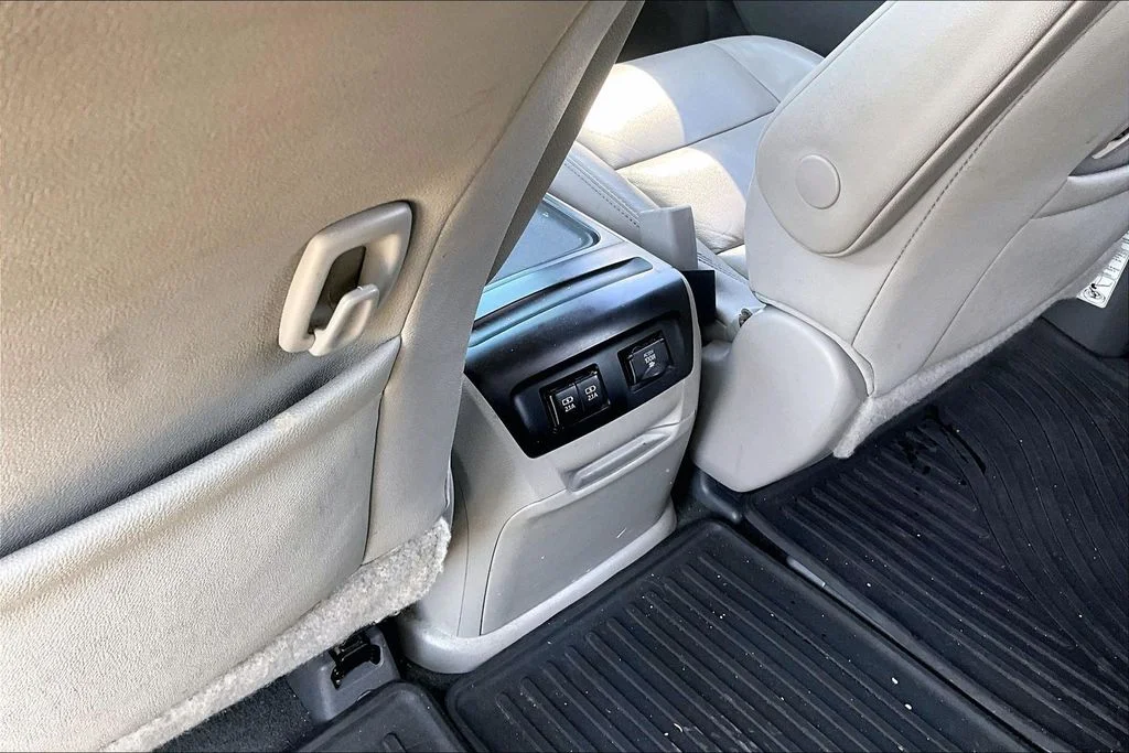 Used 2020 White Toyota XLE Premium image 10