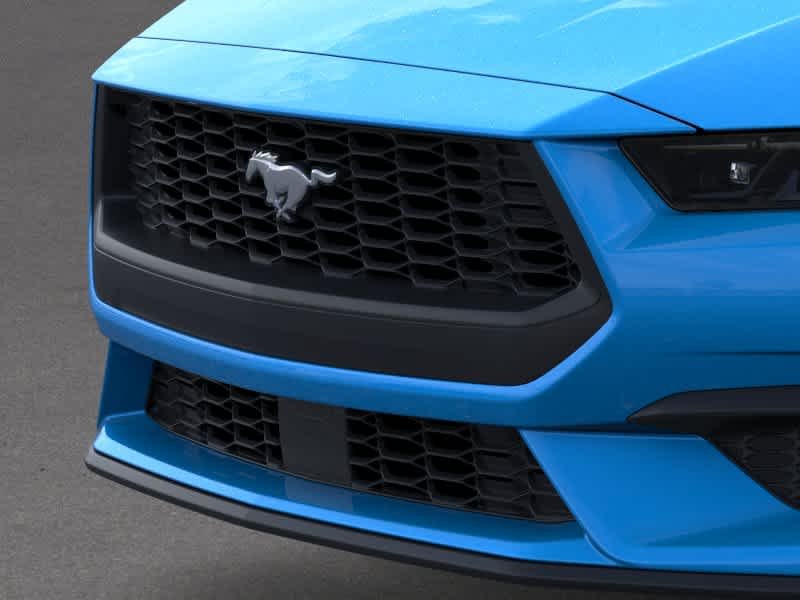 Nova imagem do Ford EcoBoost® Fastback 2026 em azul metálico Grabber 17