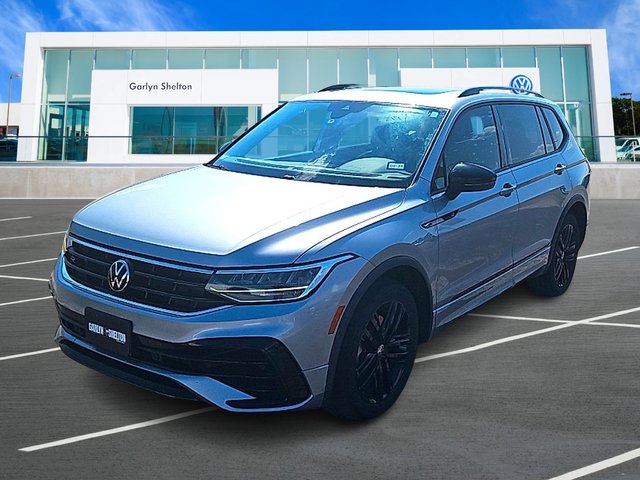 Pre-Owned 2022 Volkswagen Tiguan 2L I-4 gasoline direct injection, DOHC, variable valve control, intercooled turbo, regular unleaded, engine with 184HP FWD 2.0T SE R-Line Black