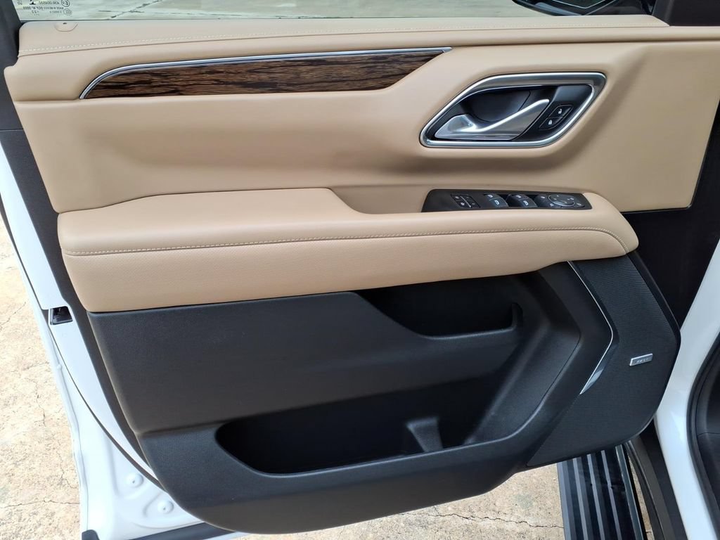 Used 2023 Iridescent Pearl Tricoat Chevrolet Premier image 17