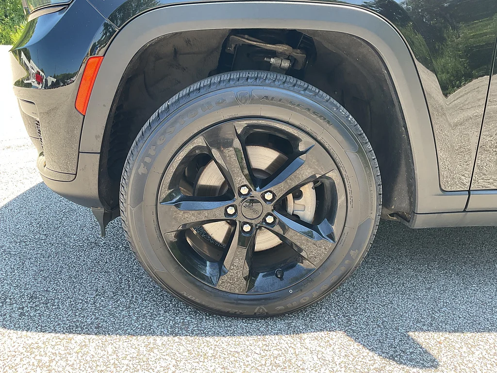 Certified Used 2024 Diamond Black Crystal Pearl Coat Jeep Altitude X image 16