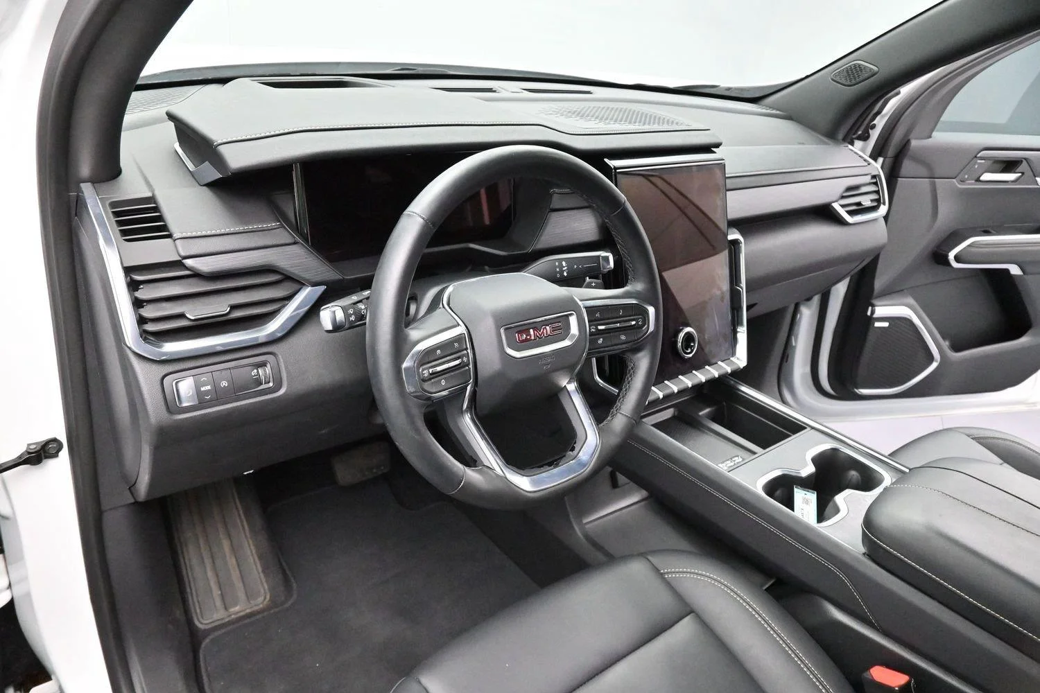 Used 2024 Summit White GMC FWD Elevation image 17