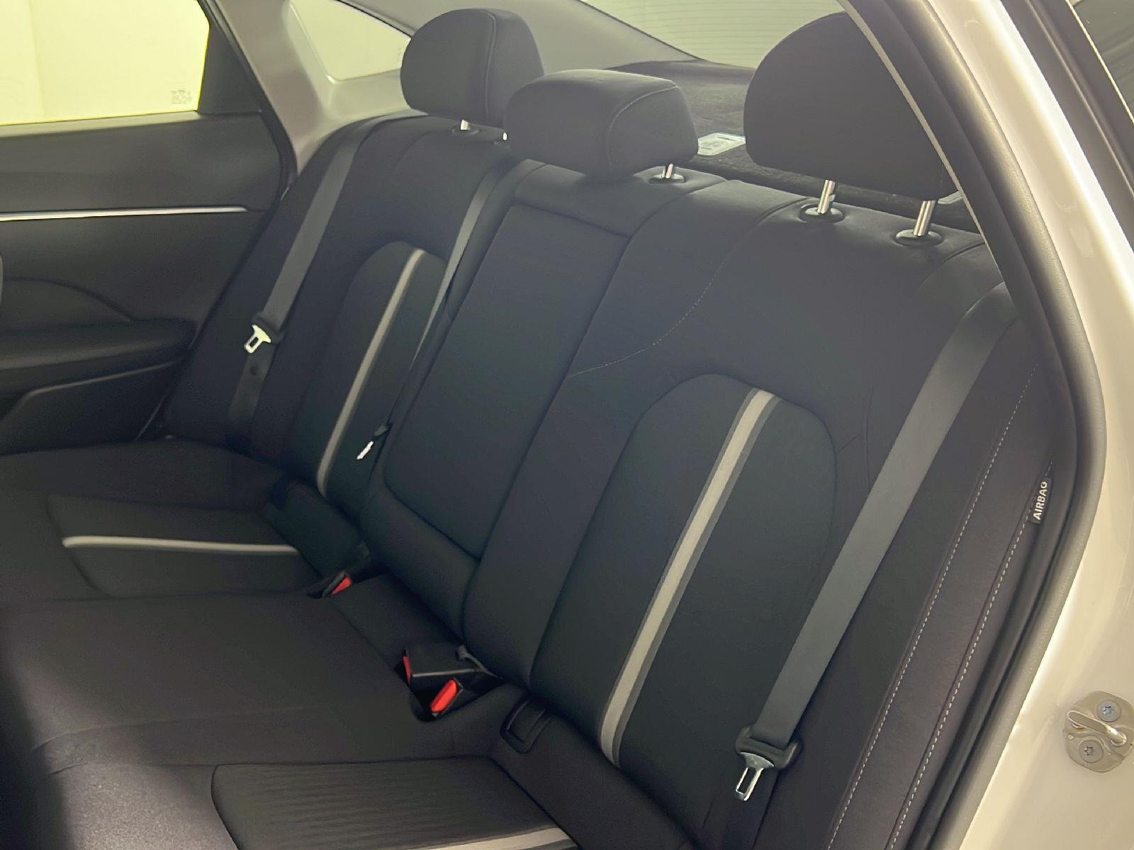 Used 2025  Hyundai  image 5