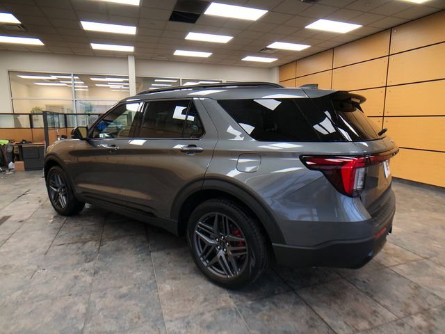 New 2026 Carbonized Gray Metallic Ford ST-Line image 5