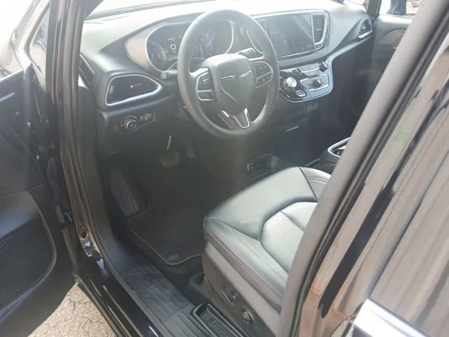 Used 2025 Black Chrysler Select image 45