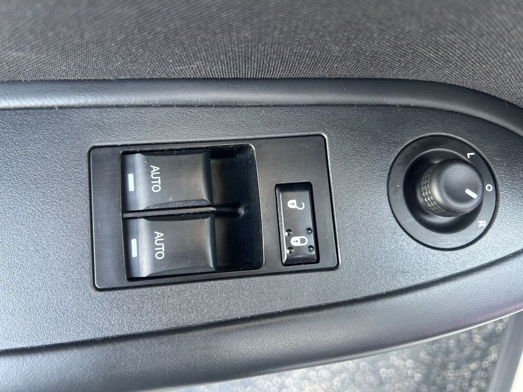 Used 2014 White Dodge SXT image 19