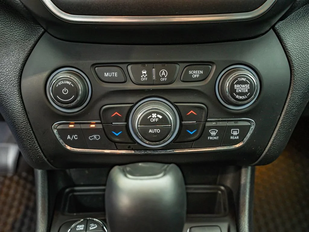 Used 2020 Hydro Blue Pearlcoat Jeep Trailhawk image 27
