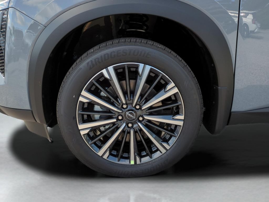 New 2026 Boulder Gray Pearl / Super Black Two-tone Nissan Platinum image 26