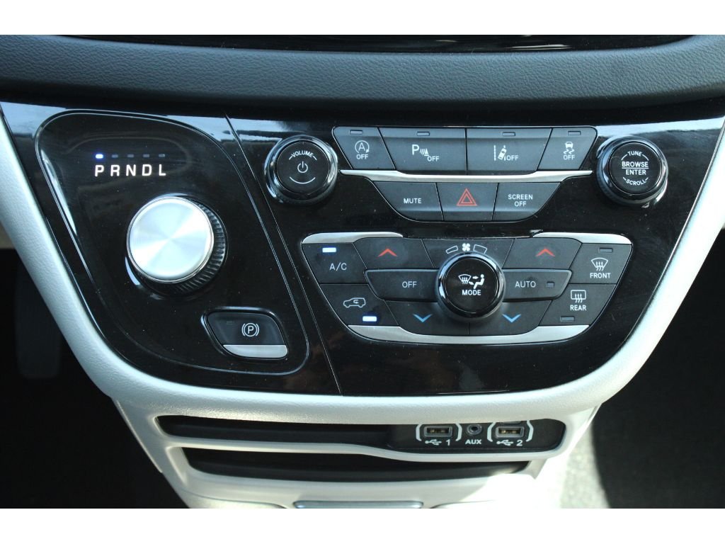 Used 2024 Silver Mist Clearcoat Chrysler Touring L image 11