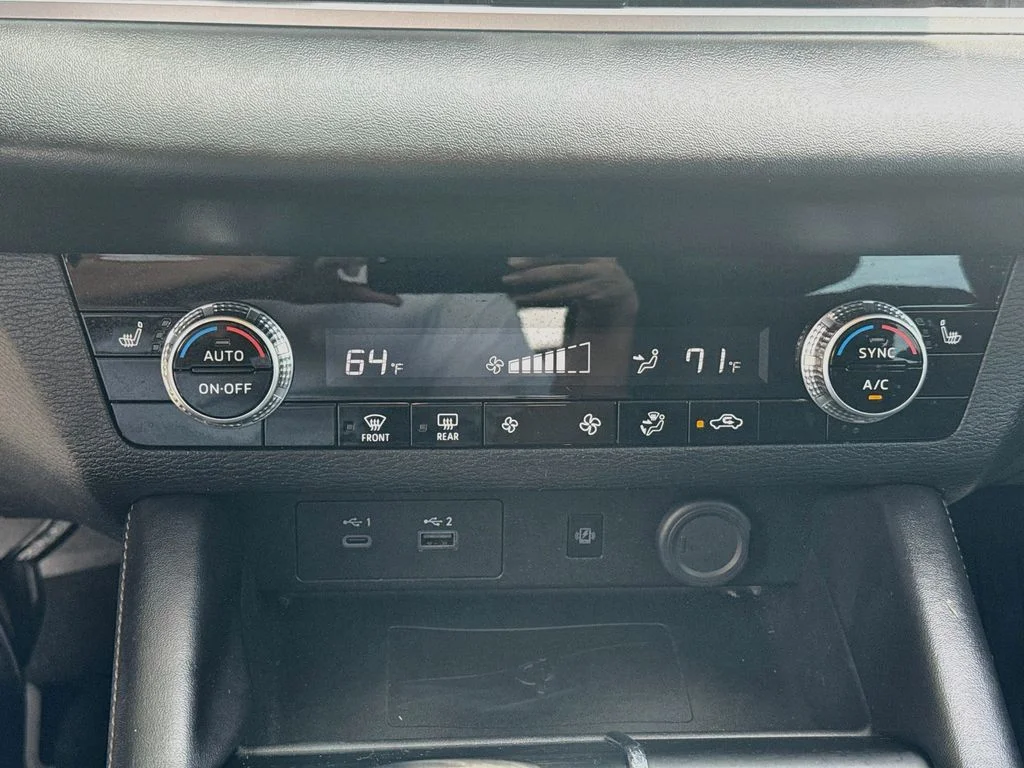 Used 2022  Mitsubishi  image 17