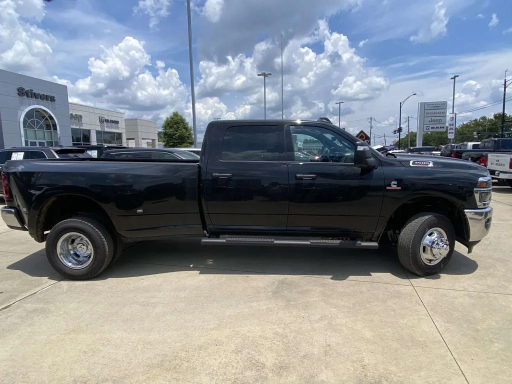 New 2026 Diamond Black Crystal Pearl-Coat Exterior Paint RAM Tradesman image 7
