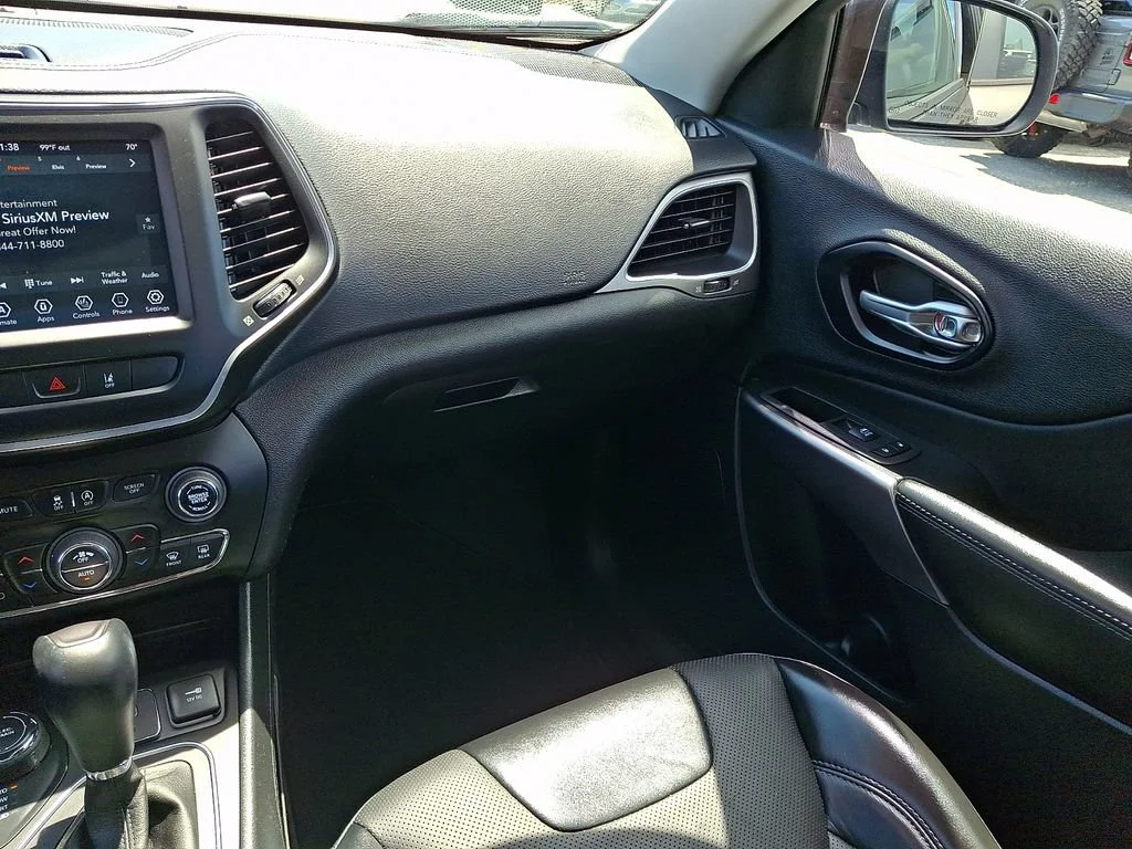 Used 2022 Granite Crystal Metallic Clearcoat Jeep Latitude Lux image 17