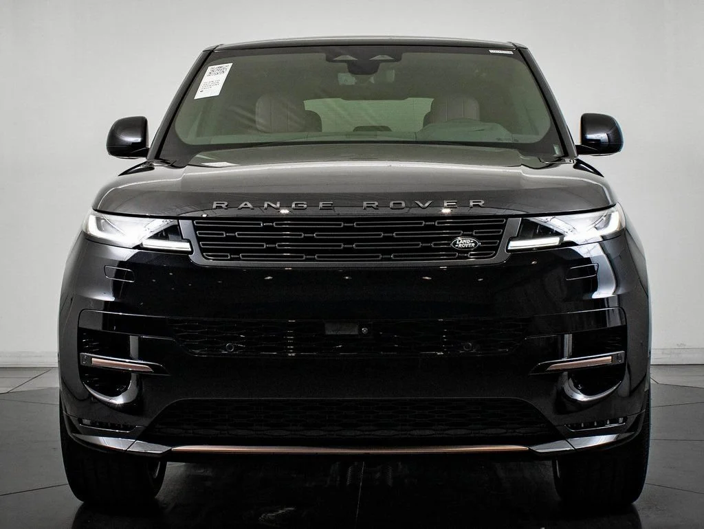 New 2026 Santorini Black Metallic Land Rover Dynamic SE image 2