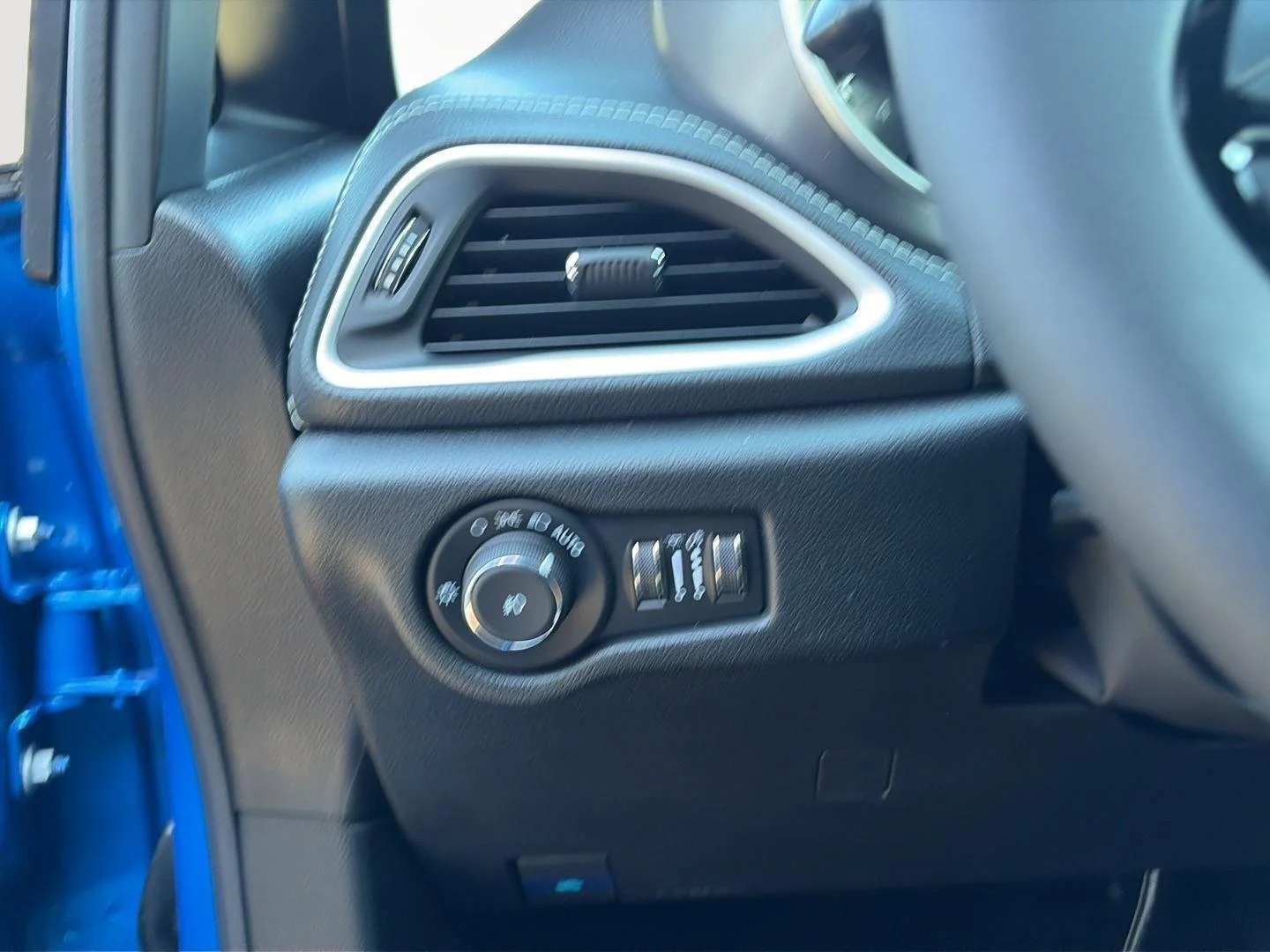 New 2026 Hydro Blue Pearl-Coat Exterior Paint Chrysler Select image 14