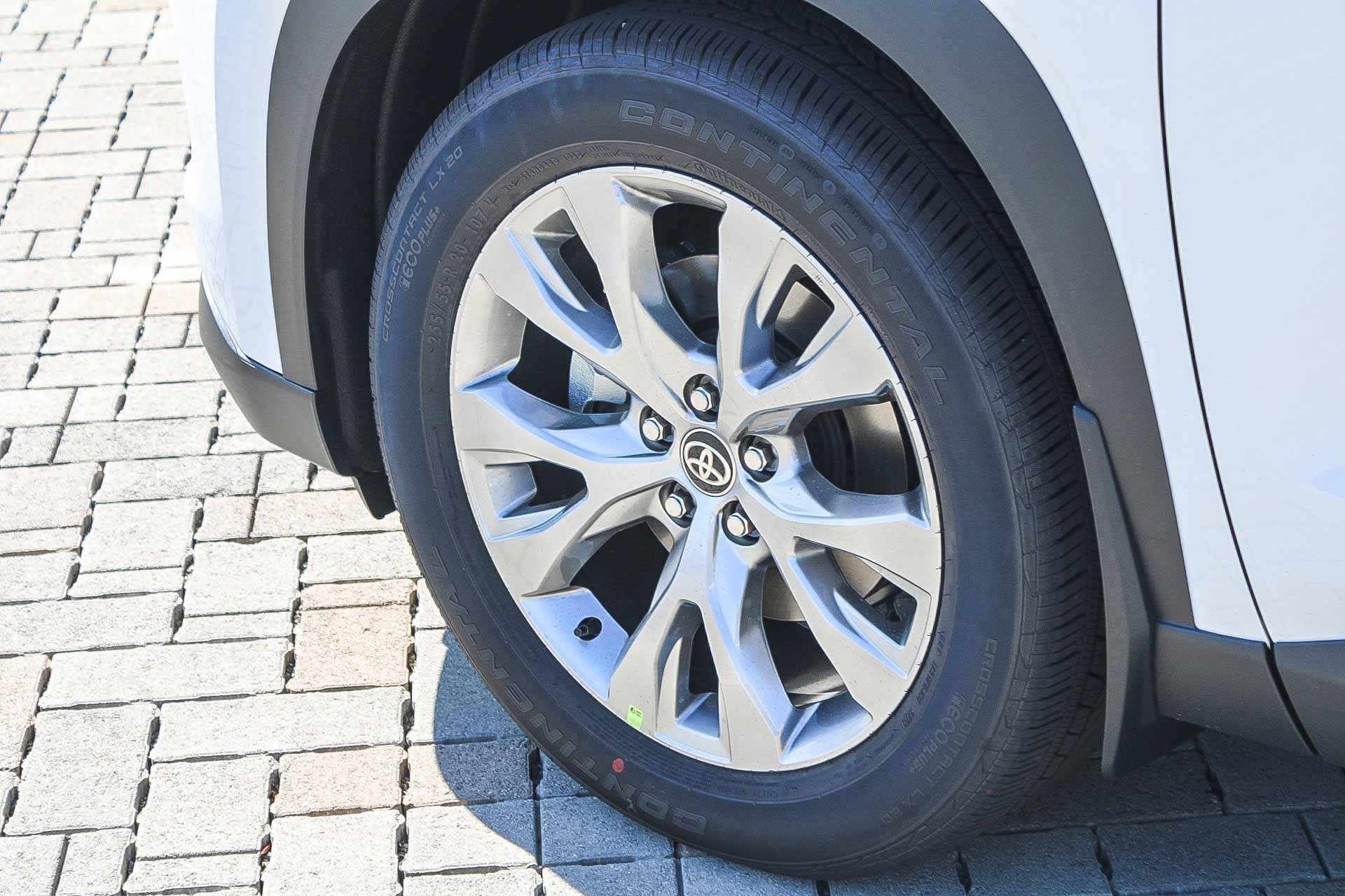 New 2026 Wind Chill Pearl <sup>1</sup> Toyota  Limited image 12