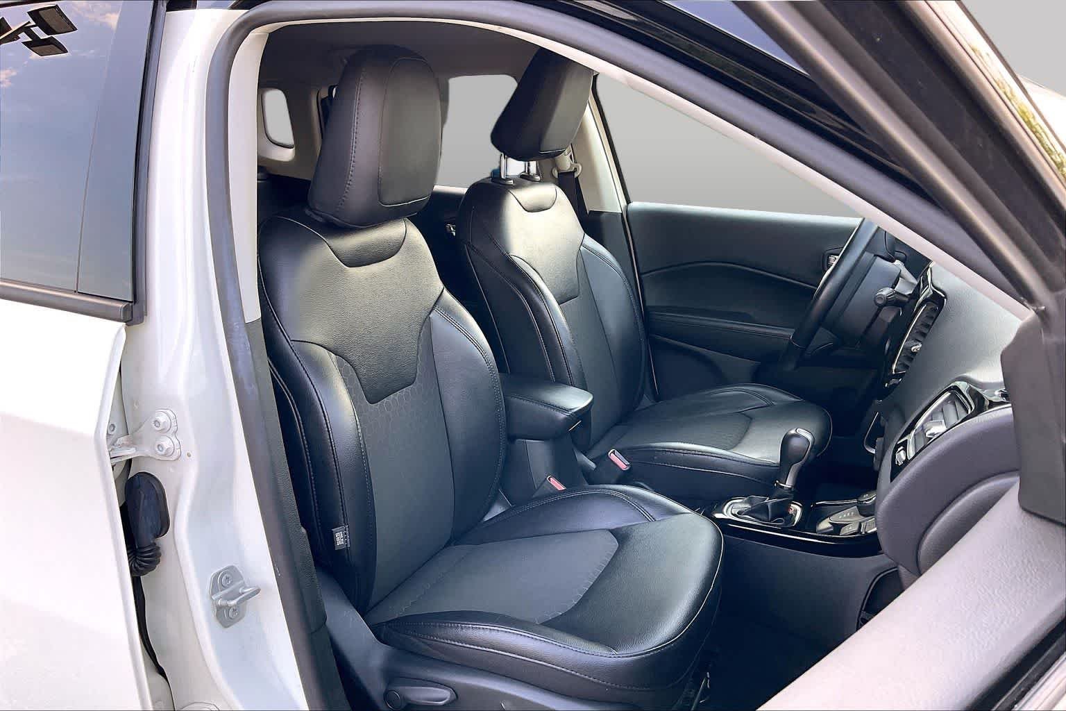 Used 2019 White Clearcoat Jeep Latitude image 9