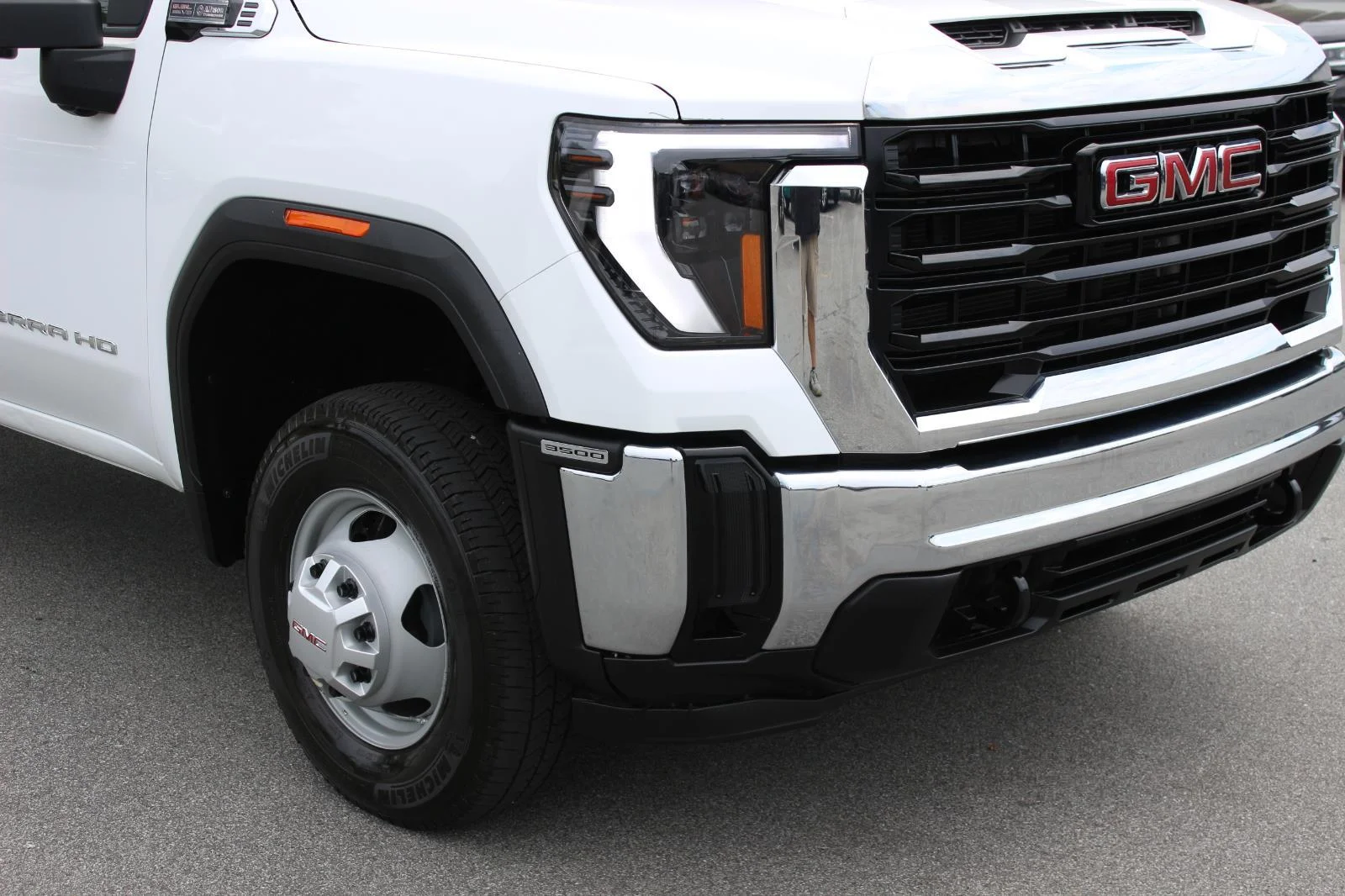 Used 2025 Summit White GMC Pro image 9