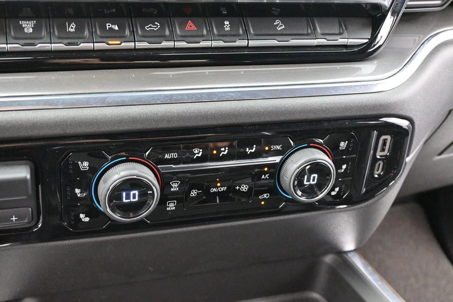 Used 2024 Summit White Chevrolet High Country image 19