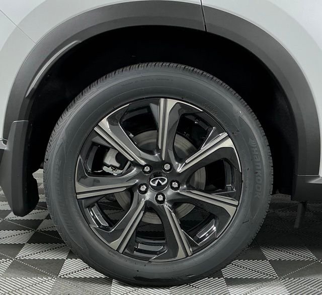 New 2027 2T RAD WHT INFINITI Autograph AWD image 8