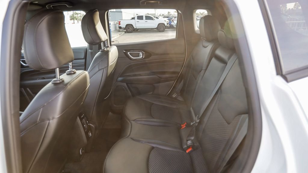 New 2026 Bright White Clearcoat Jeep Latitude image 19