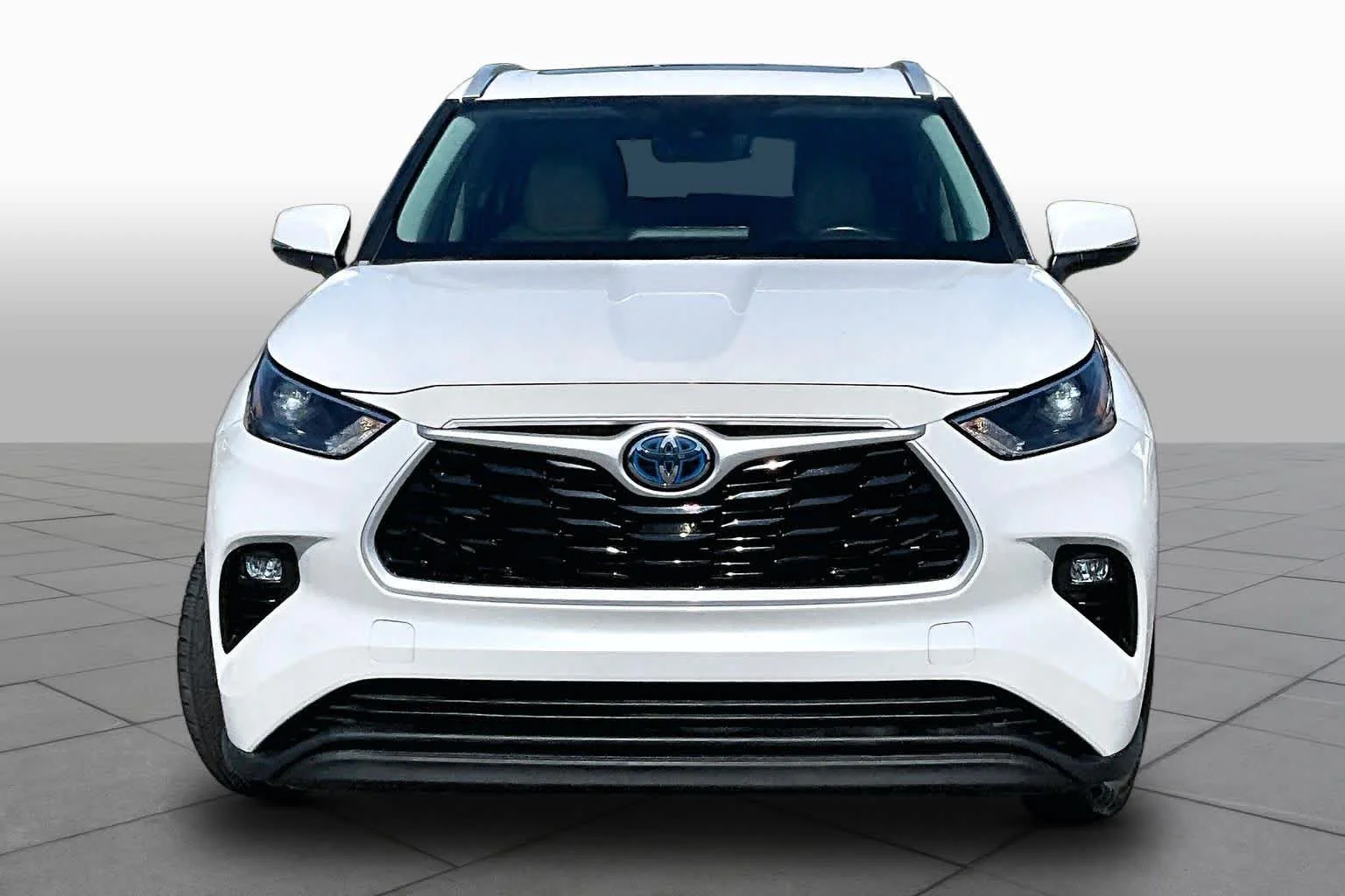 Used 2023 Wind Chill Pearl Toyota Hybrid XLE image 4
