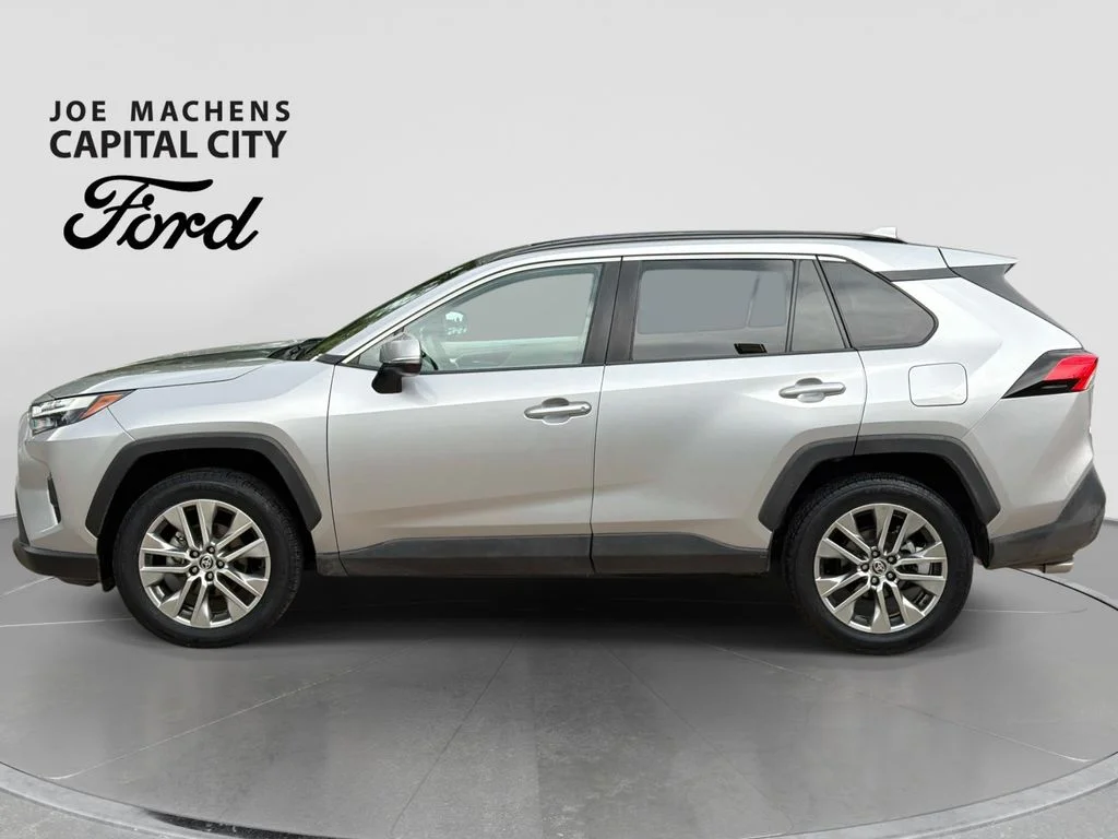 Used 2022 Silver Toyota XLE Premium image 8