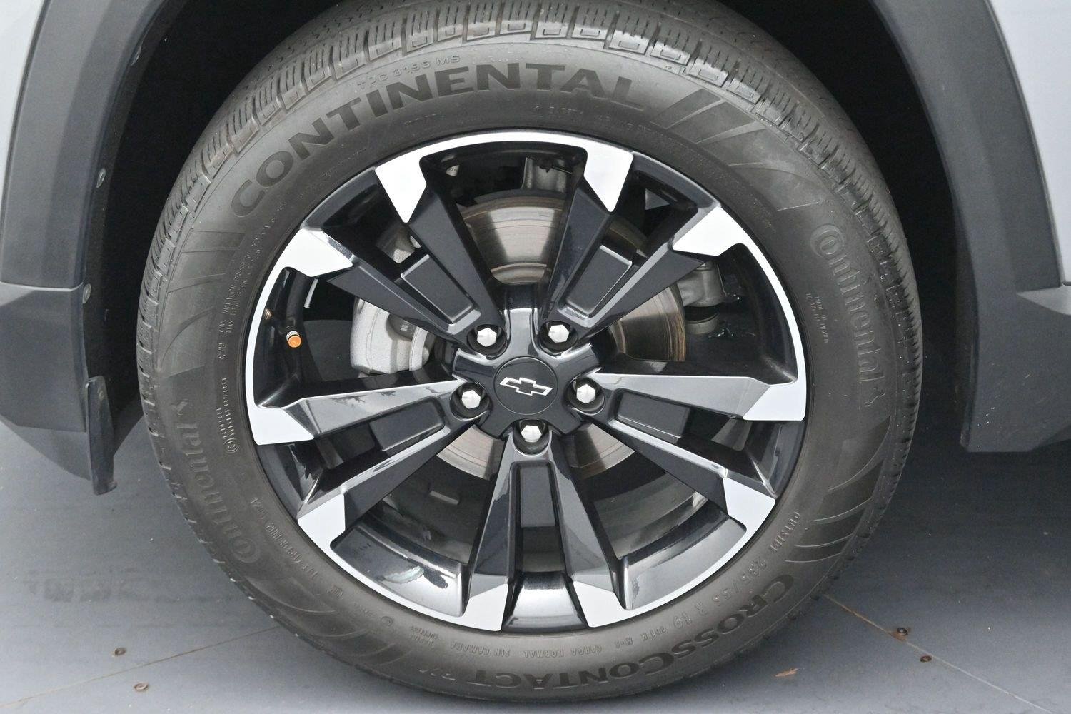 Used 2025 Sterling Gray Metallic Chevrolet FWD RS image 36