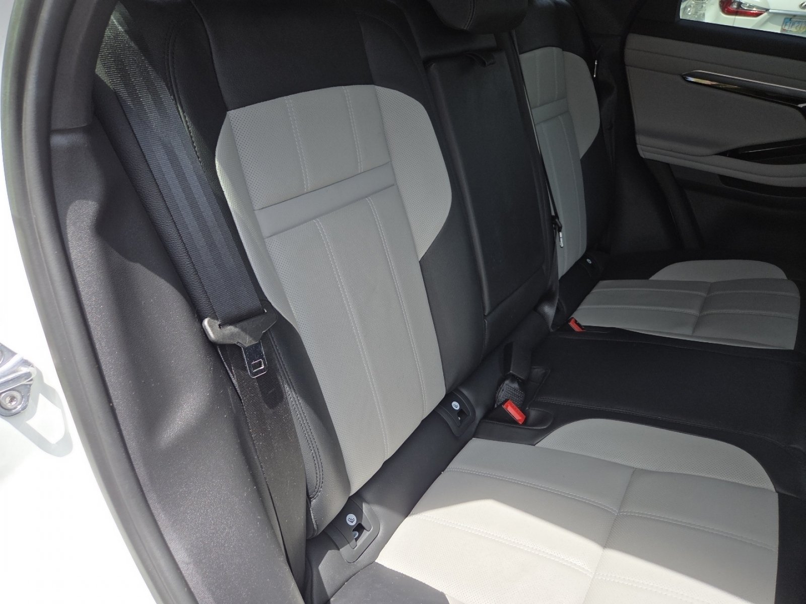 Used 2023 Fuji White Land Rover Dynamic image 28