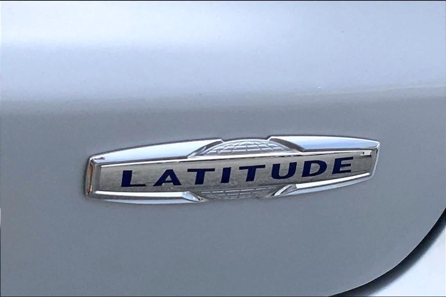 Used 2024 Silver Zynith Metallic Clearcoat Jeep Latitude image 10