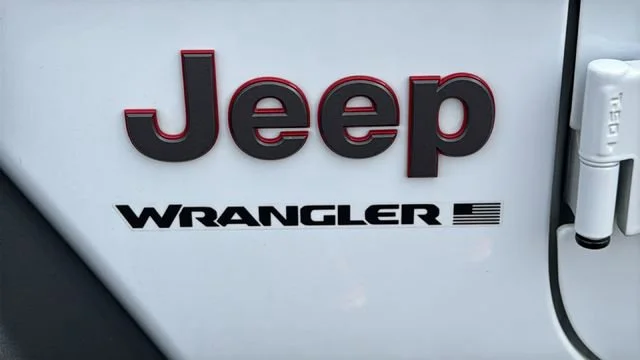 Used 2025 White Jeep 4-Door Rubicon 4x4 image 28