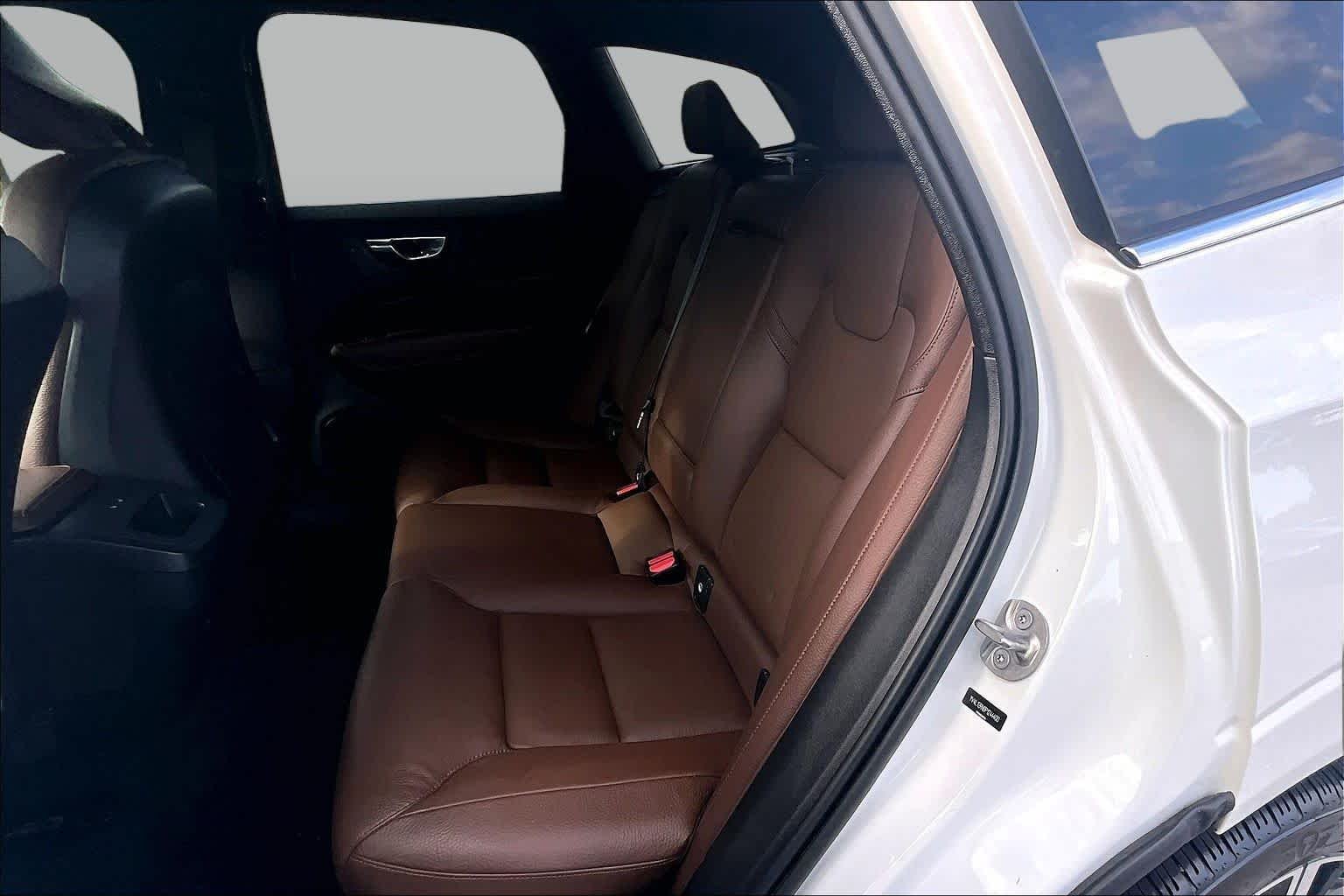 Used 2023 Crystal White Metallic Volvo Plus Bright Theme image 21