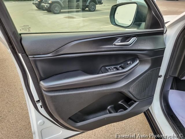 Used 2024 White Jeep Laredo image 23