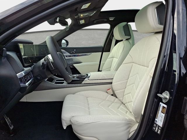2026 BMW 7 Series 760i - Photo 12