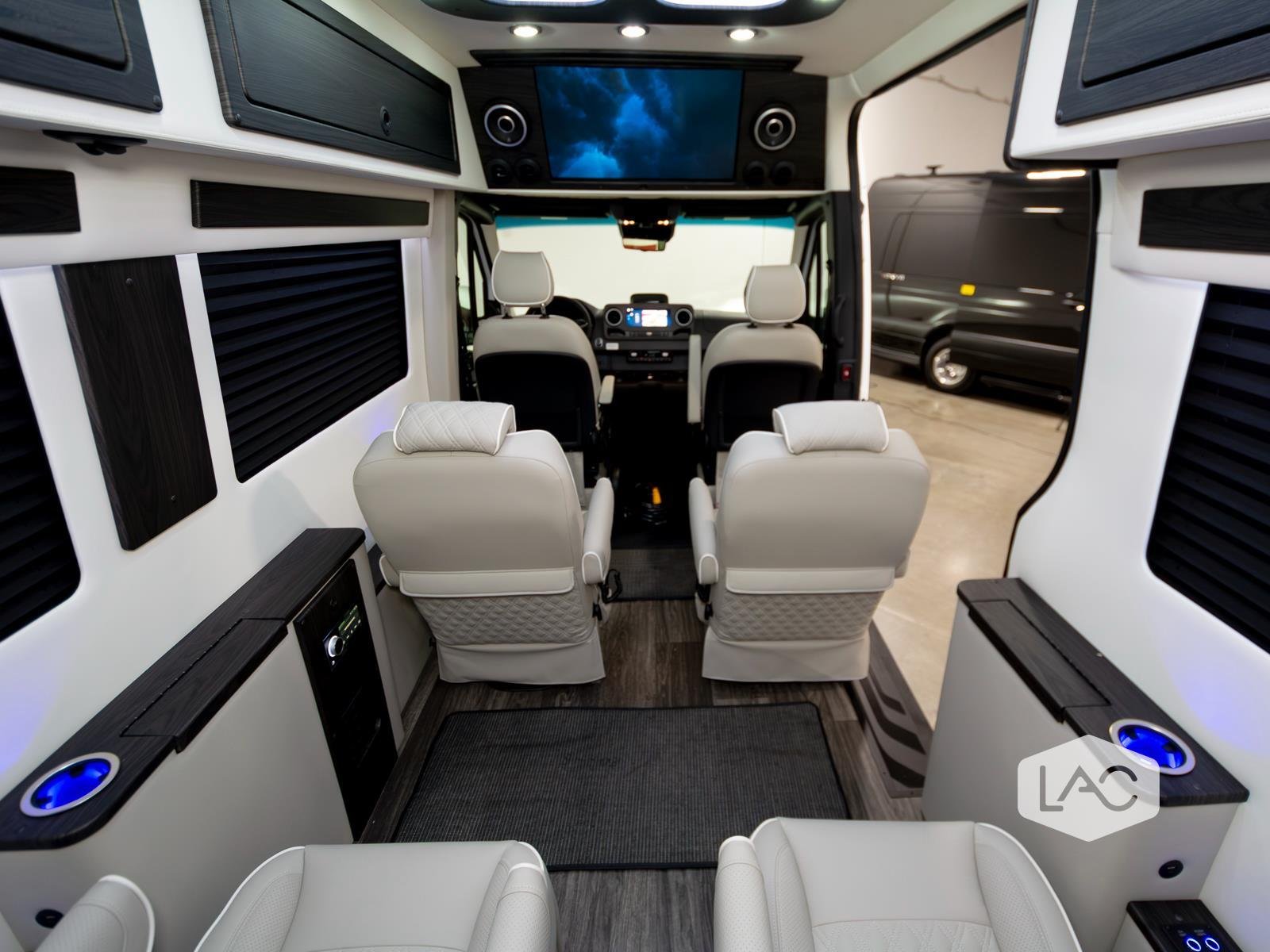 New 2026 Arctic White OGV Luxury Coach AWD (10OBA)10-Pass*ADV Wheel Pkg*PetSafe image 33
