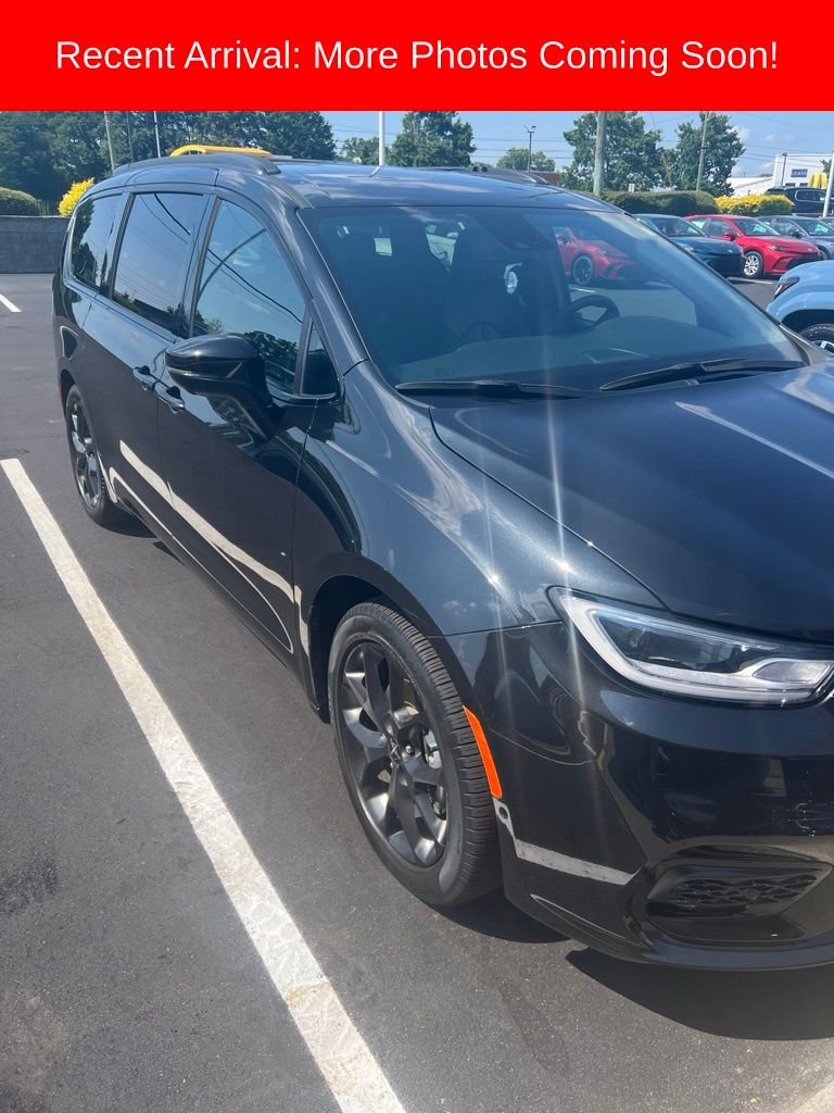 2023 Chrysler Pacifica Touring L's photo