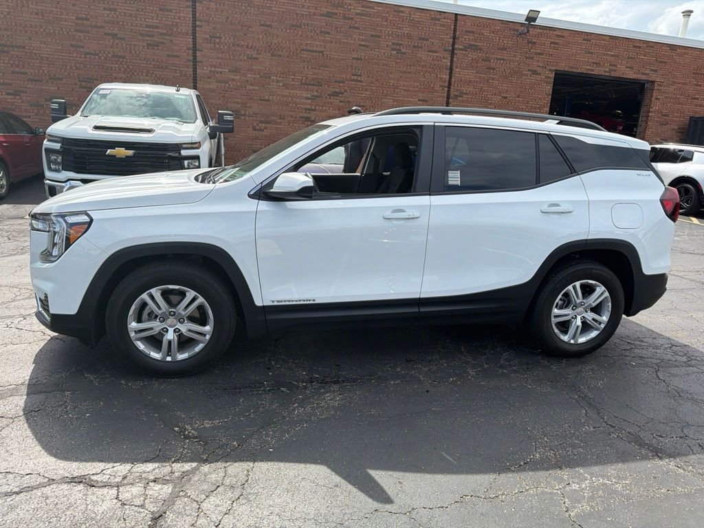 Used 2024 White GMC SLE image 1