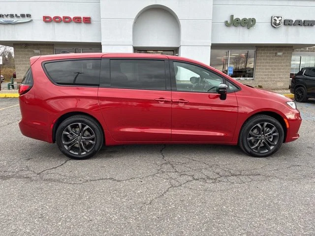 New 2026 Red Hot Pearl-Coat Exterior Paint Chrysler Select image 8