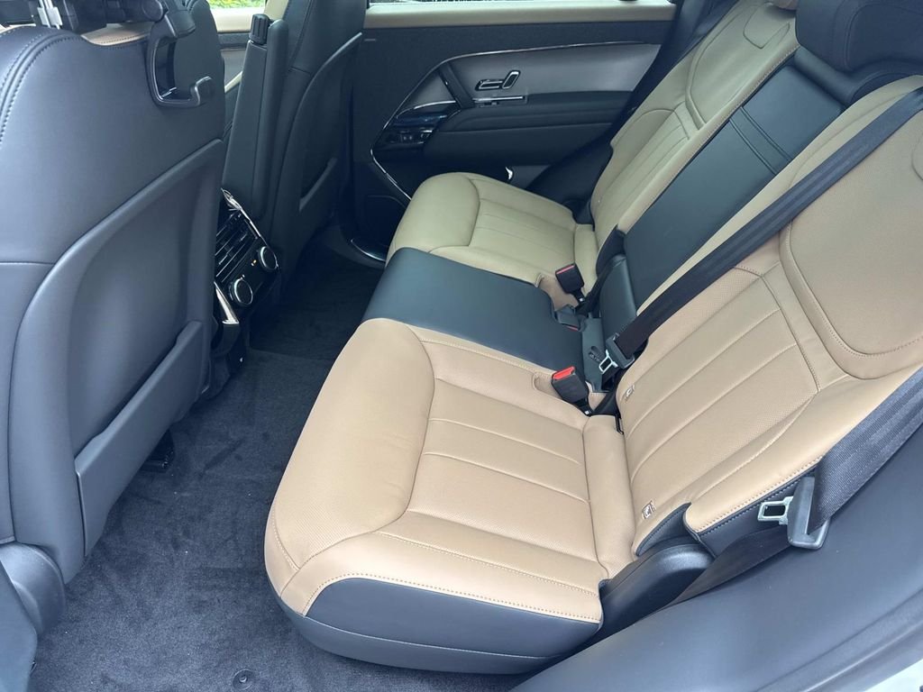New 2026 Fuji White Land Rover Dynamic SE image 16